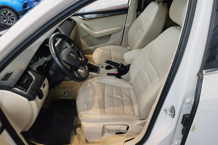 斯柯达 明锐 2015款 1.6L 自动逸俊版中控内饰19