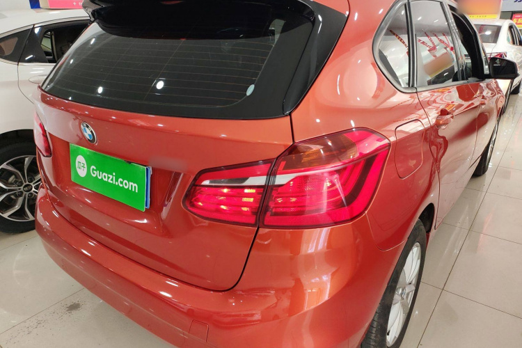 宝马2系旅行车 2016款 218i 时尚型车身外观9