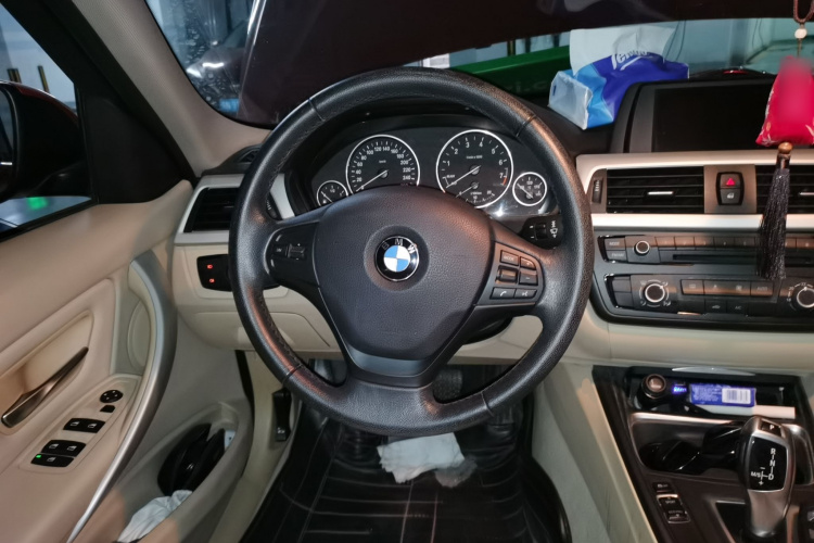 宝马3系 2013款 316i 进取型中控内饰13