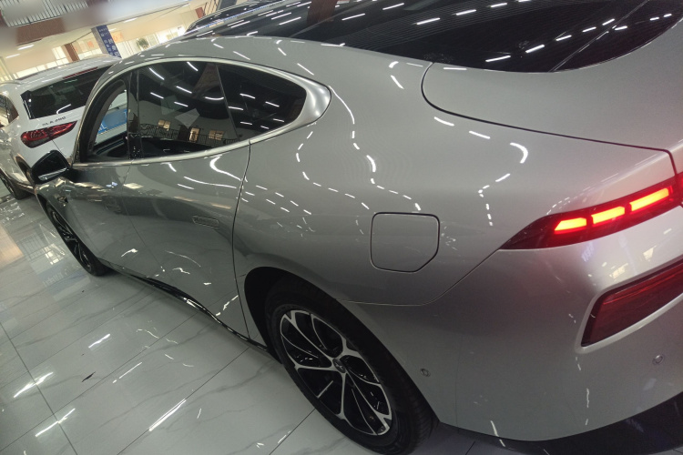 小鹏P7 2021款 480N车身外观4