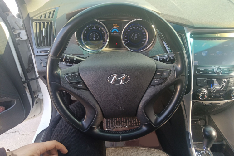 现代 索纳塔 2015款 经典 2.0L 自动豪华版局部细节13