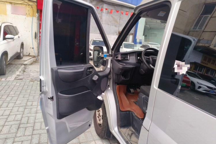 江铃福顺 2023款 2.0T 手动短轴中顶商运型多功能乘用车5座中控内饰20