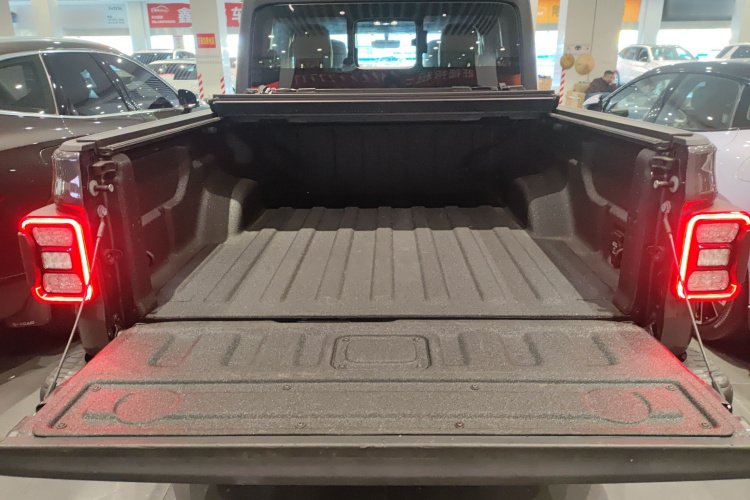 Jeep 角斗士 2023款 3.6L Overland机舱底盘23