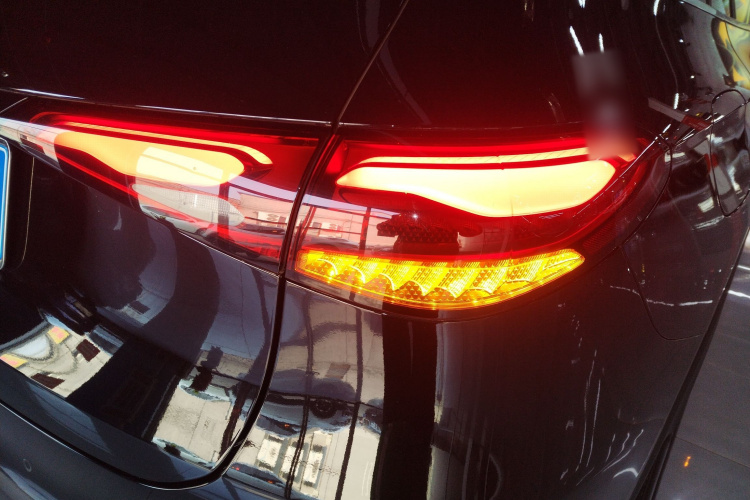 奔驰GLC 2023款 改款 GLC 260 L 4MATIC 动感型 5座车身外观9