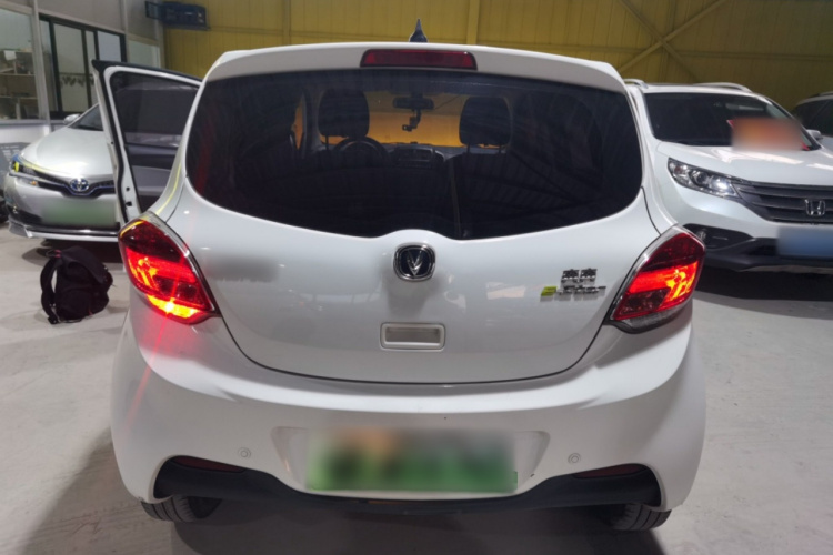 长安欧尚 奔奔E-Star 2021款 国民版 心悦版 磷酸铁锂（31.18kWh）车身外观6