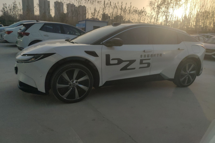 丰田bZ5 2025款 630 MAX智行版车身外观4