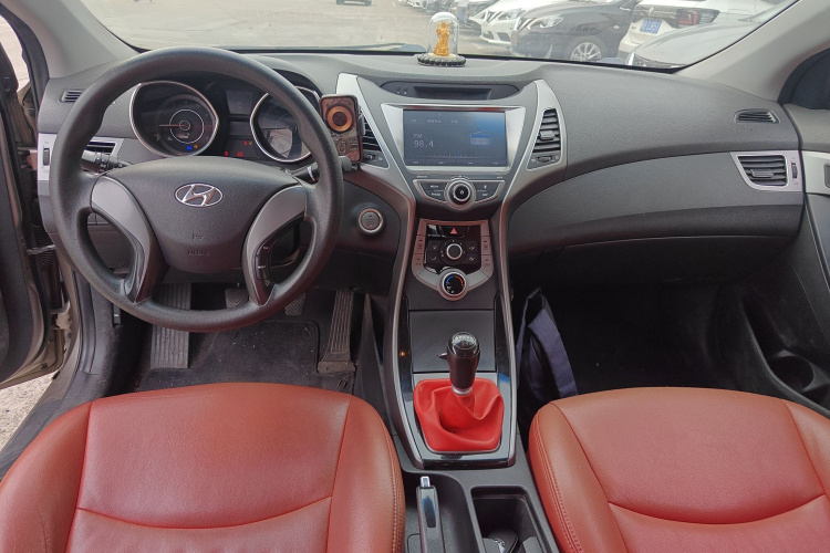 现代 朗动 2016款 1.6L 手动尊贵型中控内饰12