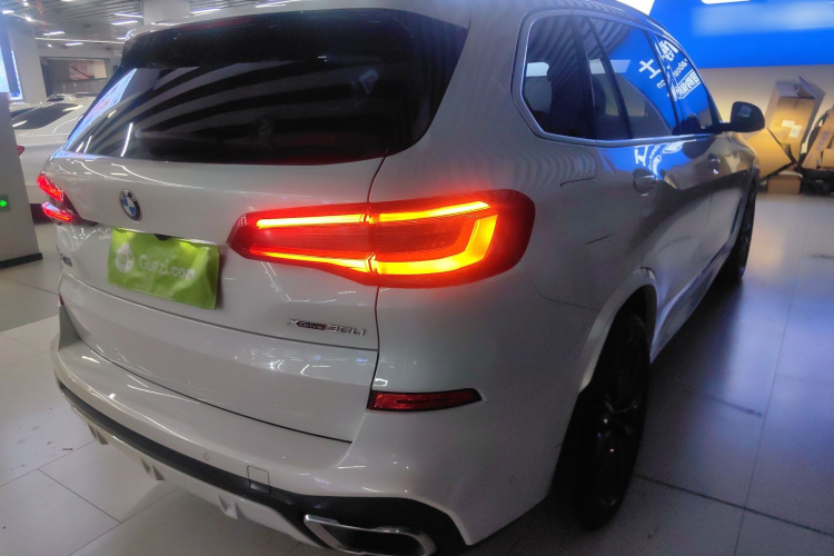 宝马X5 2022款 xDrive 30Li M运动套装车身外观6006