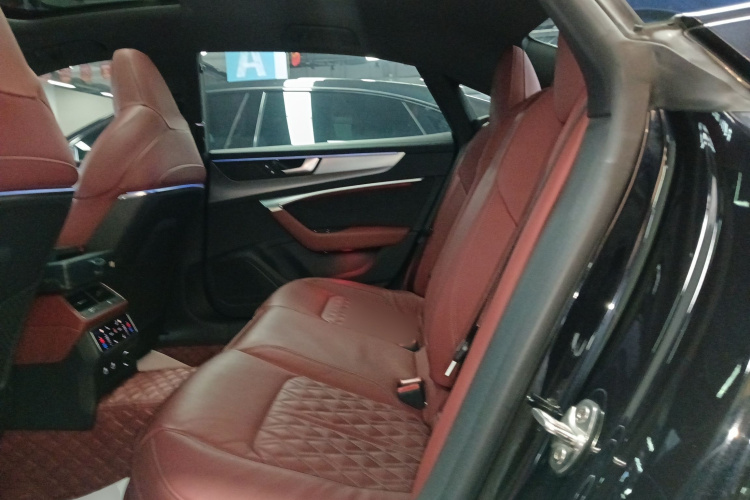 奥迪A7L 2024款 45 TFSI quattro S-line 黑武士版中控内饰7004