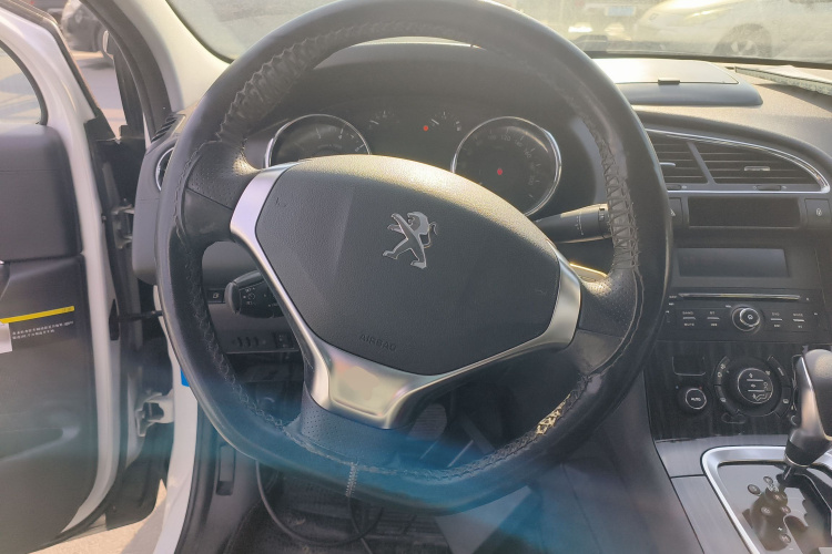 标致3008 2015款 2.0L 自动潮流版中控内饰13