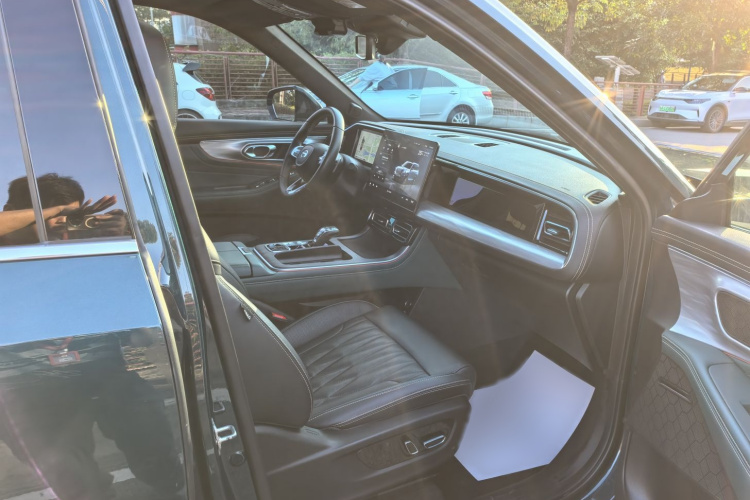 广汽传祺 传祺GS8 2022款 领航系列 2.0TGDI 两驱豪华智联版（七座）中控内饰7005