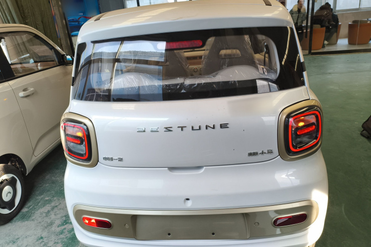 奔腾小马 2026款 222km 伶俐马车身外观6