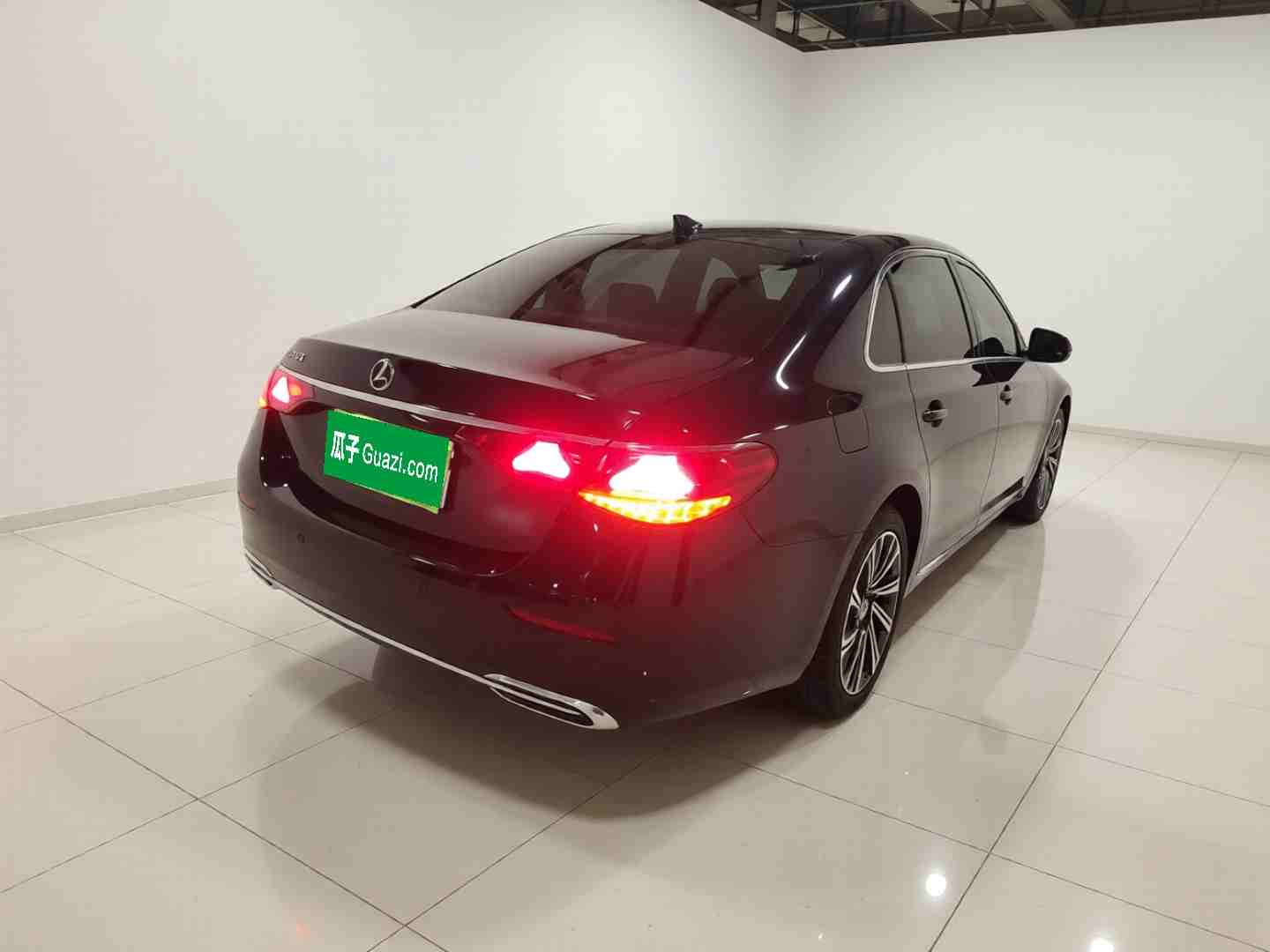 车辆右后45度展示