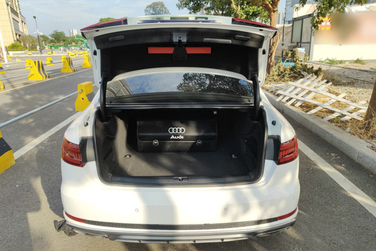 奥迪A4L 2019款 45 TFSI quattro 个性运动版 国VI机舱底盘23