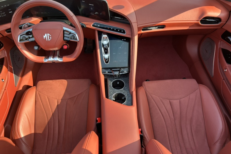 名爵 MG Cyberster 2024款 520km 传奇四驱版中控内饰7010