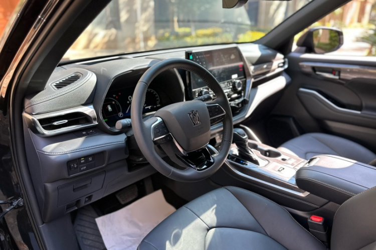 丰田 皇冠陆放 2024款 2.5L HEV四驱尊贵版中控内饰7014