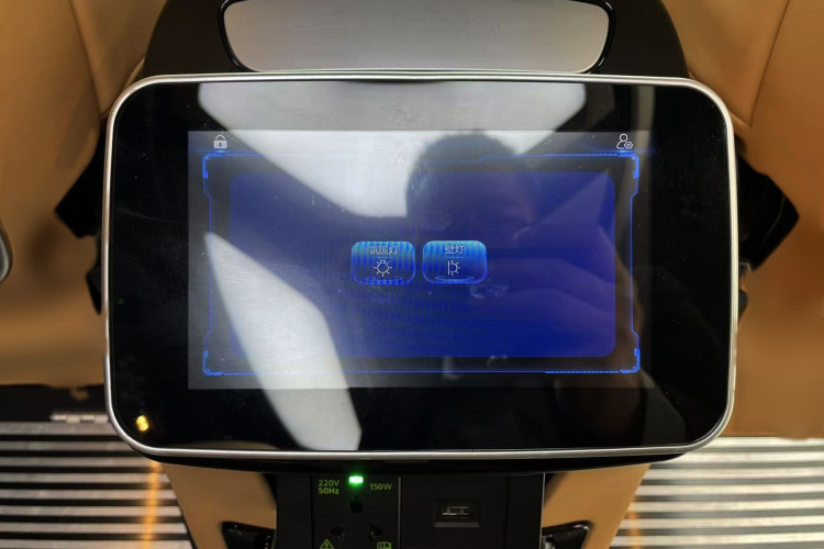 奔驰 威霆 2023款 2.0T 精英版 7座局部细节9003