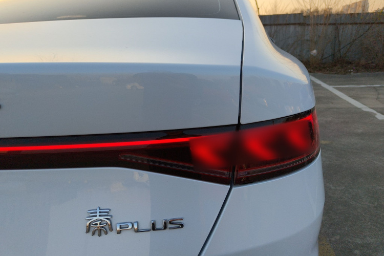 比亚迪 秦PLUS 2024款 荣耀版 DM-i 55KM领先型车身外观9