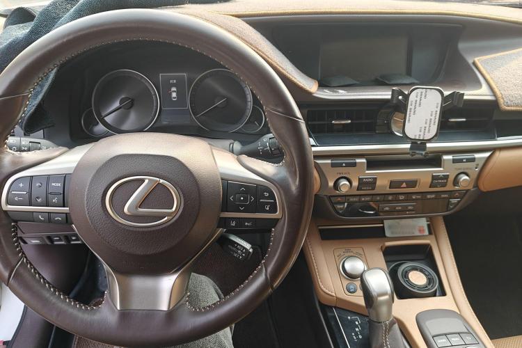 雷克萨斯ES 2015款 200 舒适版中控内饰7002