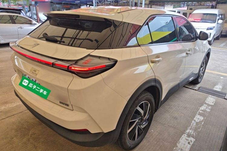 哪吒汽车 哪吒U 2021款 Pro 400 巡航版车身外观7