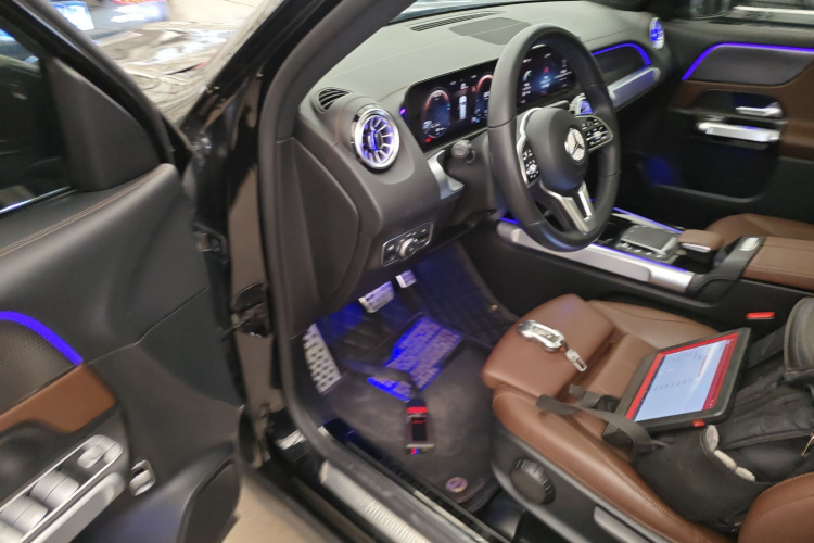 奔驰GLB 2022款 GLB 220 动感型中控内饰20