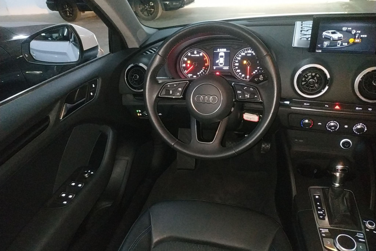 奥迪A3 2018款 30周年年型 Limousine 35 TFSI 时尚型中控内饰13