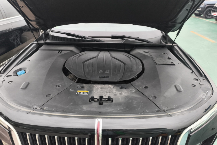 红旗H9 2022款 2.0T 智联旗享版机舱底盘24