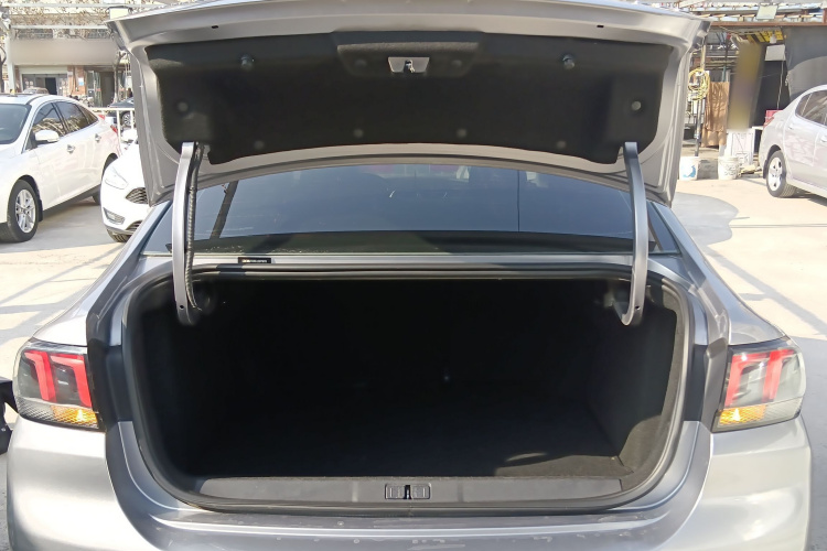 标致308 2016款 1.6L 手动时尚版机舱底盘23