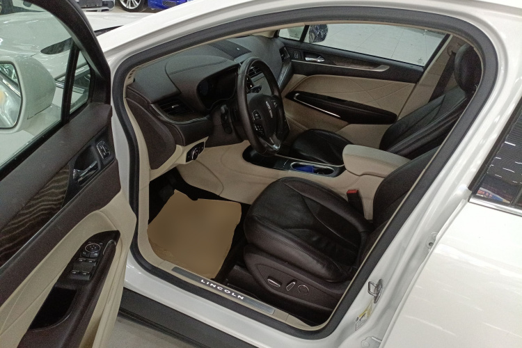 林肯MKC 2019款 2.0T 两驱尊雅版 国VI中控内饰20