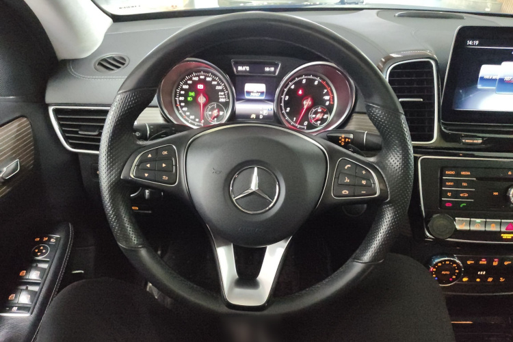 奔驰GLE 2018款 GLE 320 4MATIC 动感型臻藏版中控内饰13