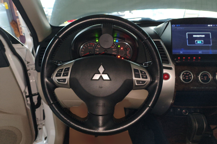 三菱 帕杰罗·劲畅 2013款 3.0L 自动两驱豪华版局部细节13