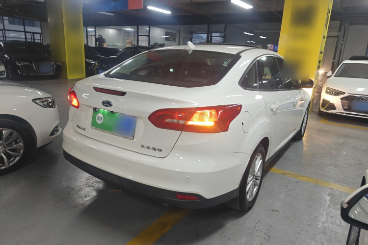 福特 福克斯 2018款 三厢经典 1.6L 自动风尚型智行版车身外观7