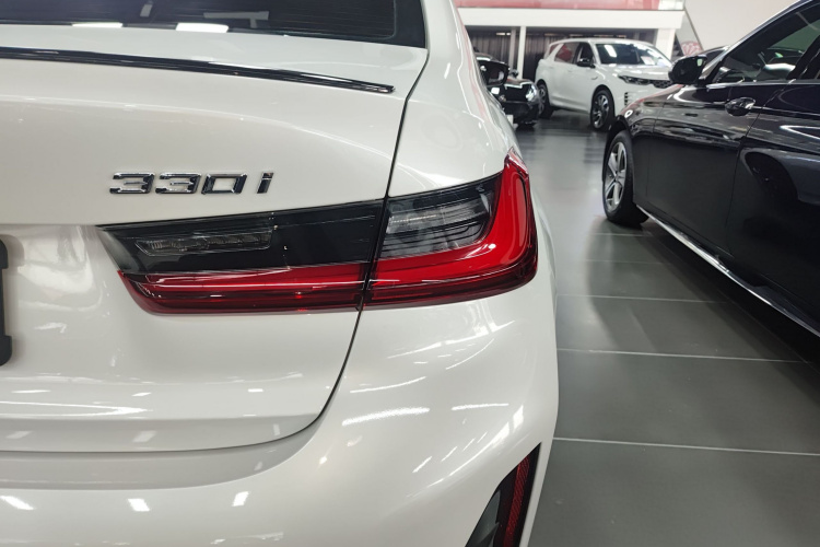 宝马3系 2024款 325i M运动曜夜套装车身外观6006