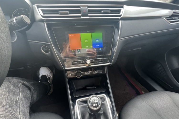 荣威i5 2020款 1.5L 手动4G互联领豪版中控内饰7002