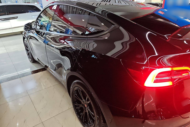 特斯拉 Model Y 2021款 标准续航后驱版车身外观4