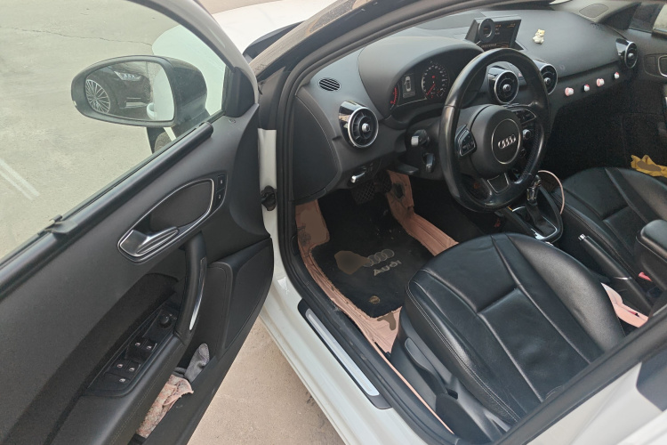 奥迪A1 2014款 30 TFSI Sportback舒适型中控内饰20