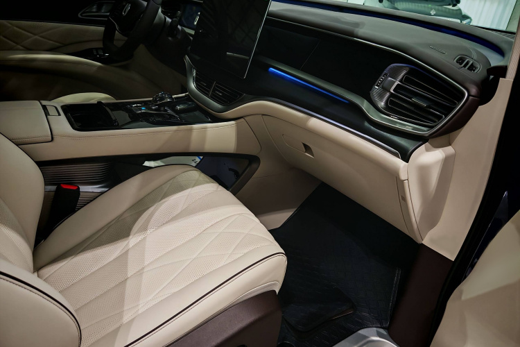 腾势D9 2024款 DM-i 980 四驱尊荣型中控内饰7011