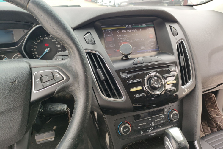 福特 福克斯 2015款 两厢 1.6L 自动风尚型中控内饰12