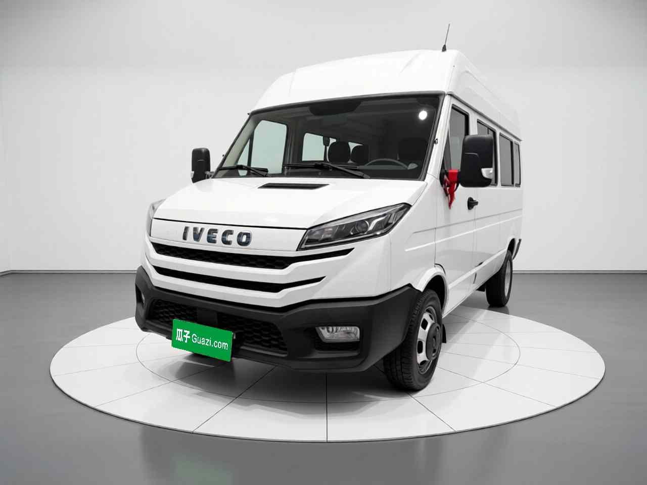 依维柯得意 2023款 2.5T A37M1长轴中顶双胎侧拉门5-9座(2)
