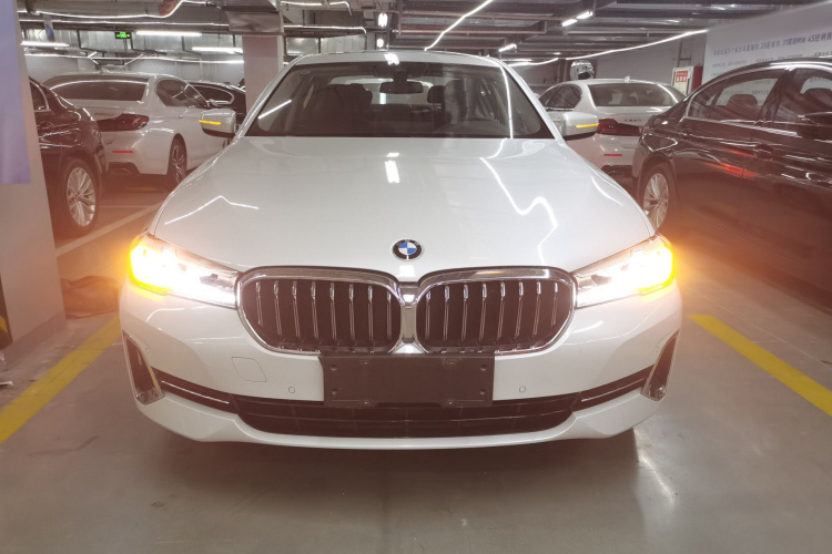 宝马5系 2022款 改款二 525Li 豪华套装车身外观2