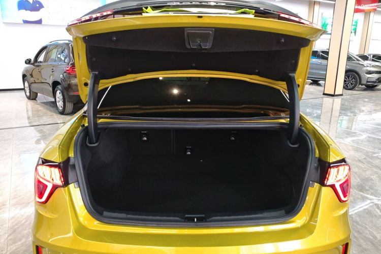 领克03 2019款 03+ 2.0TD 自动驭风版机舱底盘23