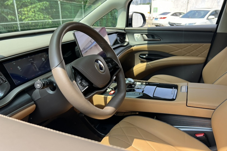 腾势D9 2022款 DM-i 970 四驱旗舰型中控内饰7003