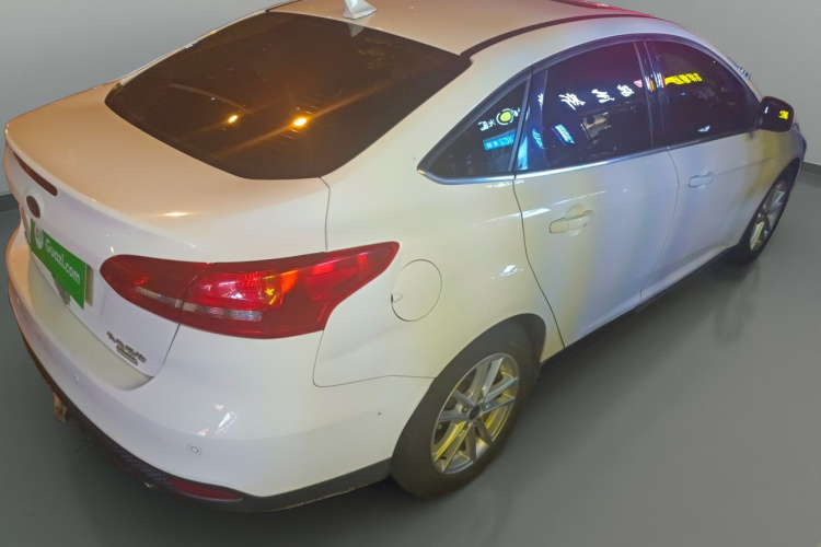 福特 福克斯 2017款 三厢 EcoBoost 180 自动精英型车身外观7