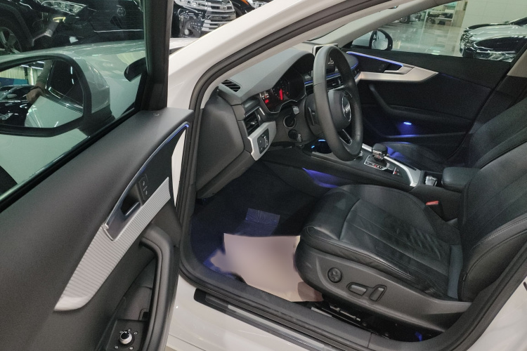 奥迪A4L 2017款 Plus 40 TFSI 时尚型中控内饰7003