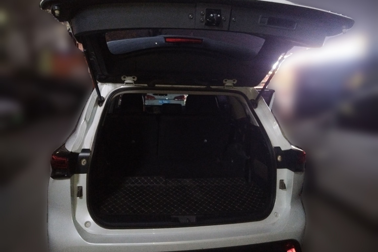 丰田 汉兰达 2023款 2.5L智能电混双擎四驱精英版 7座中控内饰23