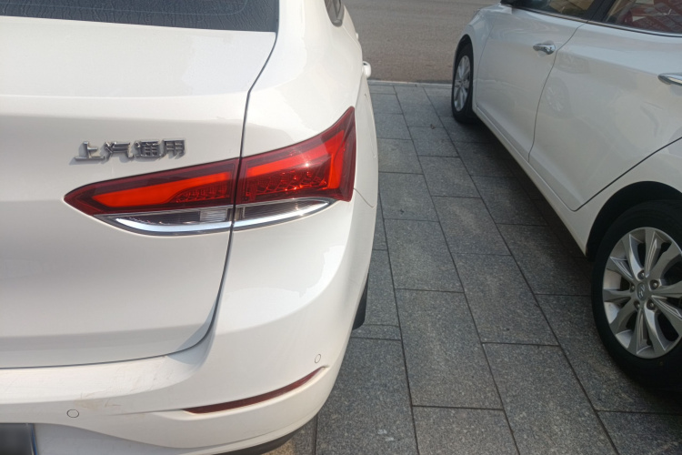 别克 英朗 2021款 改款 典范 1.5L 自动精英型车身外观9