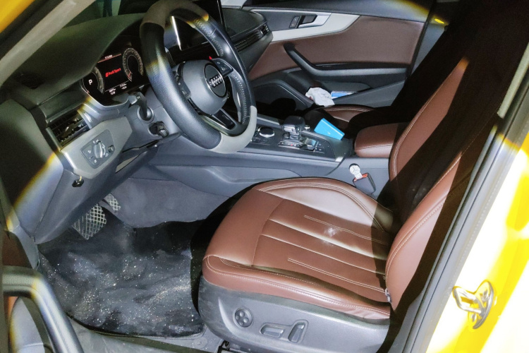 奥迪A4L 2018款 30周年年型 40 TFSI 进取型中控内饰19