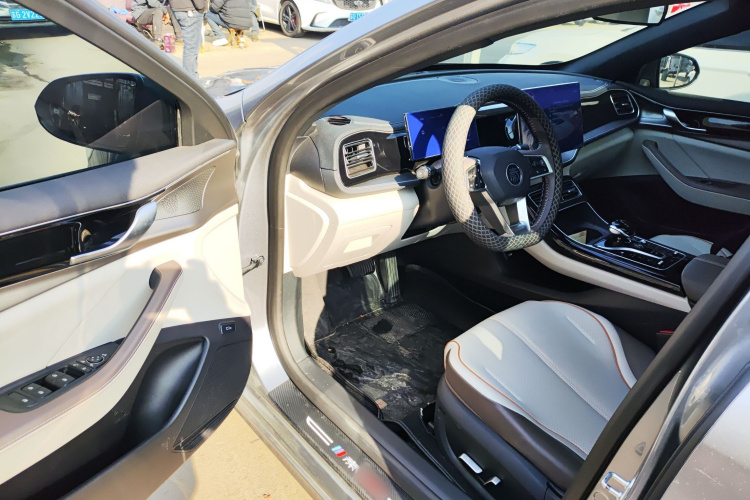 比亚迪 秦PLUS 2023款  冠军版 DM-i 120KM超越型中控内饰20