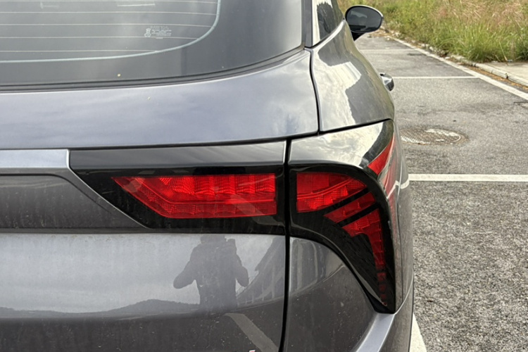 哪吒汽车 哪吒V 2022款 潮 400 Lite车身外观6004