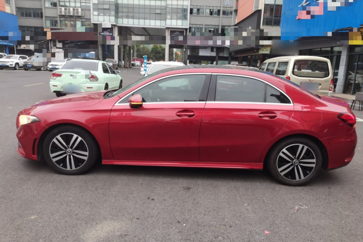 奔驰A级 2019款 A 180 L 运动轿车车身外观4